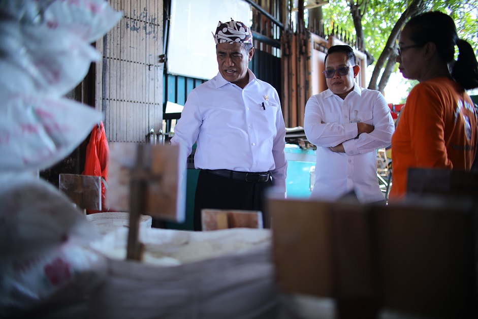 Mentan Amran Sidak Pasar Tembok Surabaya, Tekankan Harga Pangan Harus Terkendali