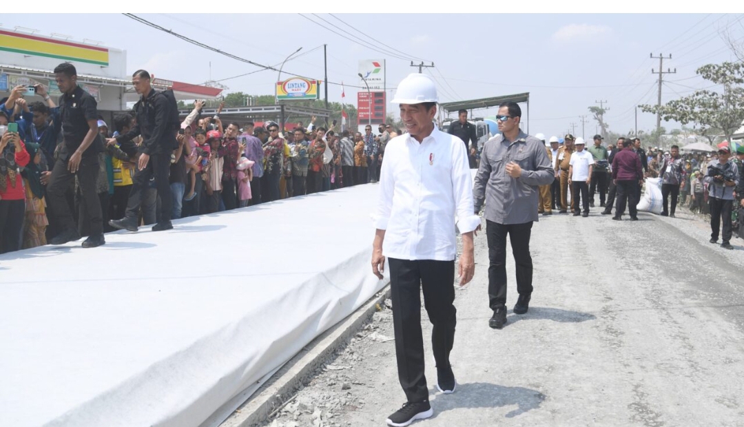 Presiden Jokowi Tinjau Proyek Rekonstruksi Jalan Rusak di Lampung Tengah